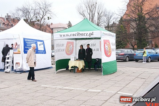 Zdjęcie w galerii na portalu naszraciborz.pl: Na placu Długosza pokazują kotły wiadomości z regionu