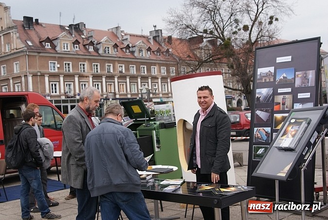Zdjęcie w galerii na portalu naszraciborz.pl: Na placu Długosza pokazują kotły wiadomości z regionu