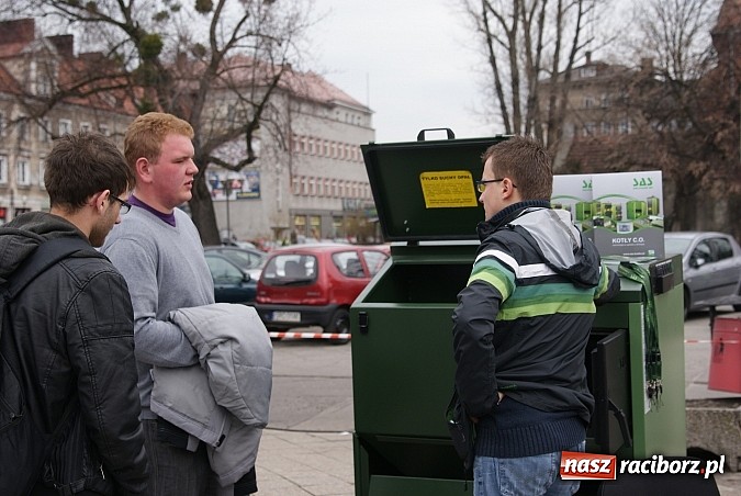 Zdjęcie w galerii na portalu naszraciborz.pl: Na placu Długosza pokazują kotły wiadomości z regionu