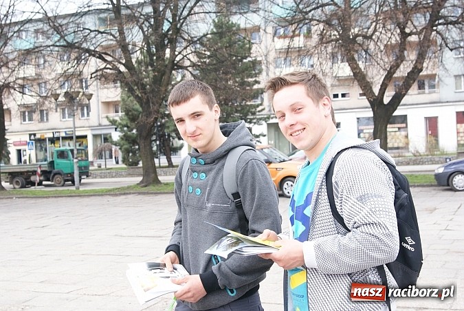 Zdjęcie w galerii na portalu naszraciborz.pl: Na placu Długosza pokazują kotły wiadomości z regionu