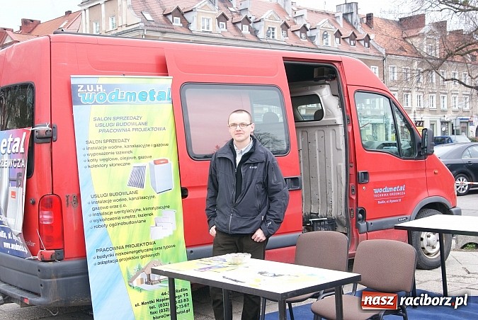 Zdjęcie w galerii na portalu naszraciborz.pl: Na placu Długosza pokazują kotły wiadomości z regionu
