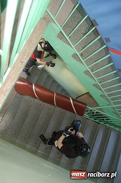 Zdjęcie w galerii na portalu naszraciborz.pl: Samoobrona na klatce schodowej wiadomości z regionu