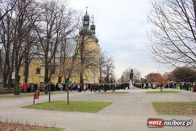 Zdjęcie w galerii na portalu naszraciborz.pl: Tłumy wiernych pożegnały dziś śp. księdza dziekana Eugeniusza Dębickiego wiadomości z regionu