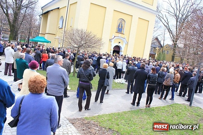 Zdjęcie w galerii na portalu naszraciborz.pl: Tłumy wiernych pożegnały dziś śp. księdza dziekana Eugeniusza Dębickiego wiadomości z regionu