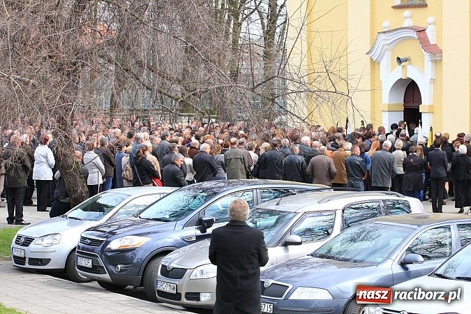Zdjęcie w galerii na portalu naszraciborz.pl: Tłumy wiernych pożegnały dziś śp. księdza dziekana Eugeniusza Dębickiego wiadomości z regionu