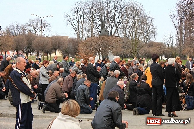 Zdjęcie w galerii na portalu naszraciborz.pl: Tłumy wiernych pożegnały dziś śp. księdza dziekana Eugeniusza Dębickiego wiadomości z regionu