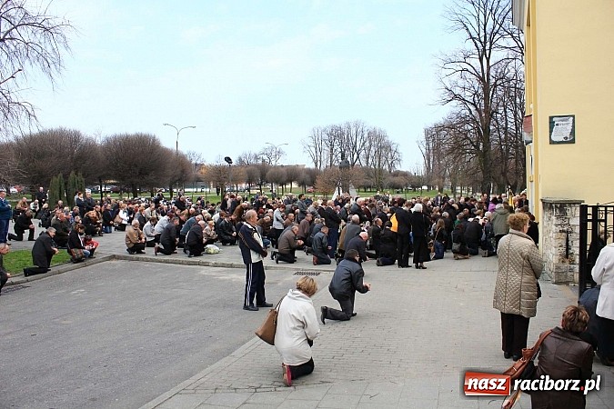 Zdjęcie w galerii na portalu naszraciborz.pl: Tłumy wiernych pożegnały dziś śp. księdza dziekana Eugeniusza Dębickiego wiadomości z regionu