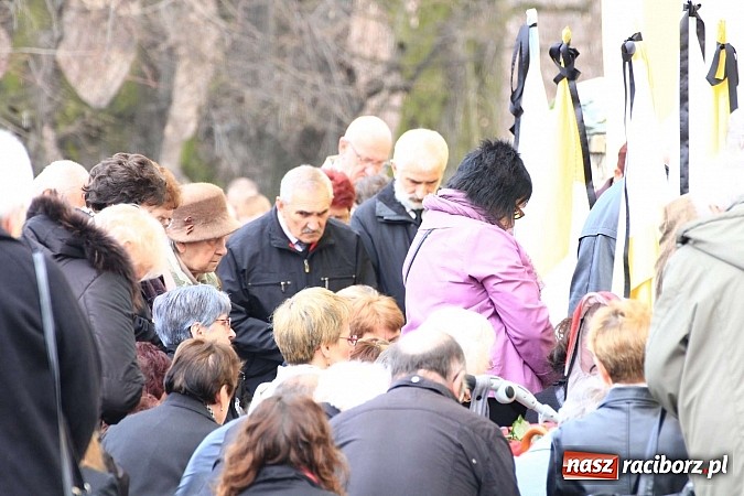 Zdjęcie w galerii na portalu naszraciborz.pl: Tłumy wiernych pożegnały dziś śp. księdza dziekana Eugeniusza Dębickiego wiadomości z regionu