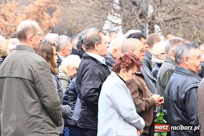 Zdjęcie w galerii na portalu naszraciborz.pl: Tłumy wiernych pożegnały dziś śp. księdza dziekana Eugeniusza Dębickiego wiadomości z regionu