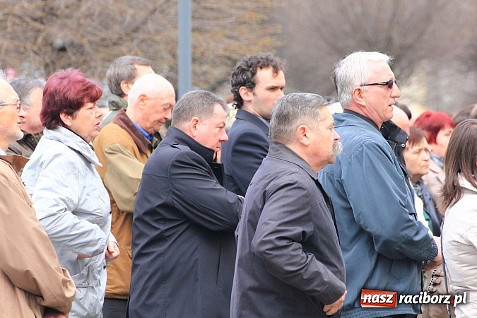 Zdjęcie w galerii na portalu naszraciborz.pl: Tłumy wiernych pożegnały dziś śp. księdza dziekana Eugeniusza Dębickiego wiadomości z regionu
