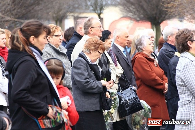 Zdjęcie w galerii na portalu naszraciborz.pl: Tłumy wiernych pożegnały dziś śp. księdza dziekana Eugeniusza Dębickiego wiadomości z regionu