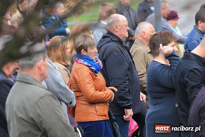 Zdjęcie w galerii na portalu naszraciborz.pl: Tłumy wiernych pożegnały dziś śp. księdza dziekana Eugeniusza Dębickiego wiadomości z regionu
