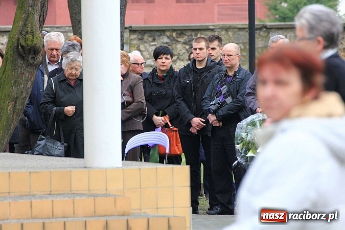 Zdjęcie w galerii na portalu naszraciborz.pl: Tłumy wiernych pożegnały dziś śp. księdza dziekana Eugeniusza Dębickiego wiadomości z regionu