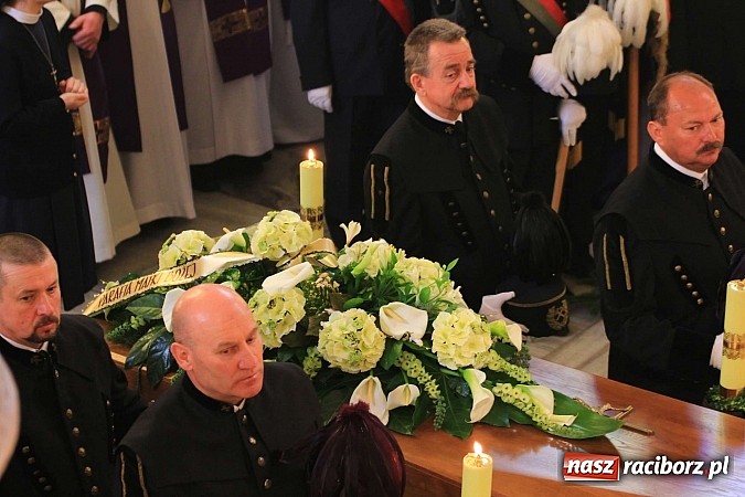 Zdjęcie w galerii na portalu naszraciborz.pl: Tłumy wiernych pożegnały dziś śp. księdza dziekana Eugeniusza Dębickiego wiadomości z regionu