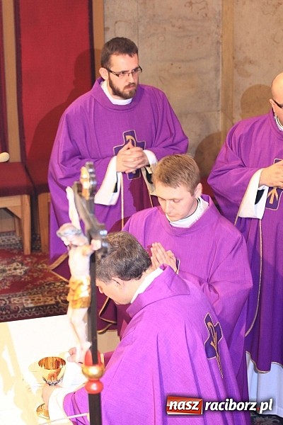 Zdjęcie w galerii na portalu naszraciborz.pl: Tłumy wiernych pożegnały dziś śp. księdza dziekana Eugeniusza Dębickiego wiadomości z regionu