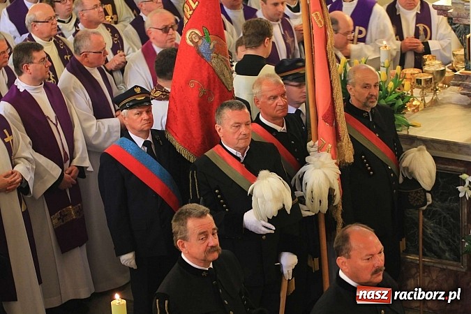 Zdjęcie w galerii na portalu naszraciborz.pl: Tłumy wiernych pożegnały dziś śp. księdza dziekana Eugeniusza Dębickiego wiadomości z regionu