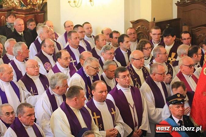 Zdjęcie w galerii na portalu naszraciborz.pl: Tłumy wiernych pożegnały dziś śp. księdza dziekana Eugeniusza Dębickiego wiadomości z regionu