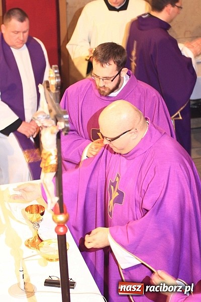 Zdjęcie w galerii na portalu naszraciborz.pl: Tłumy wiernych pożegnały dziś śp. księdza dziekana Eugeniusza Dębickiego wiadomości z regionu