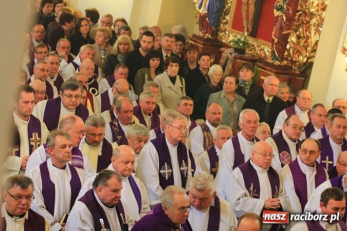 Zdjęcie w galerii na portalu naszraciborz.pl: Tłumy wiernych pożegnały dziś śp. księdza dziekana Eugeniusza Dębickiego wiadomości z regionu