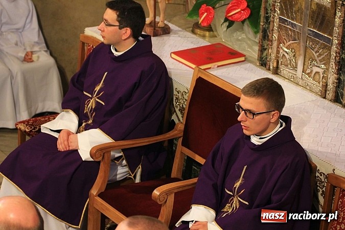 Zdjęcie w galerii na portalu naszraciborz.pl: Tłumy wiernych pożegnały dziś śp. księdza dziekana Eugeniusza Dębickiego wiadomości z regionu