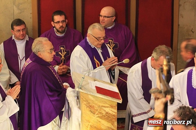 Zdjęcie w galerii na portalu naszraciborz.pl: Tłumy wiernych pożegnały dziś śp. księdza dziekana Eugeniusza Dębickiego wiadomości z regionu