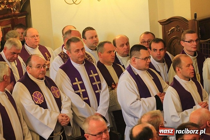 Zdjęcie w galerii na portalu naszraciborz.pl: Tłumy wiernych pożegnały dziś śp. księdza dziekana Eugeniusza Dębickiego wiadomości z regionu