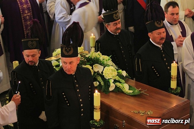 Zdjęcie w galerii na portalu naszraciborz.pl: Tłumy wiernych pożegnały dziś śp. księdza dziekana Eugeniusza Dębickiego wiadomości z regionu