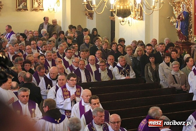 Zdjęcie w galerii na portalu naszraciborz.pl: Tłumy wiernych pożegnały dziś śp. księdza dziekana Eugeniusza Dębickiego wiadomości z regionu
