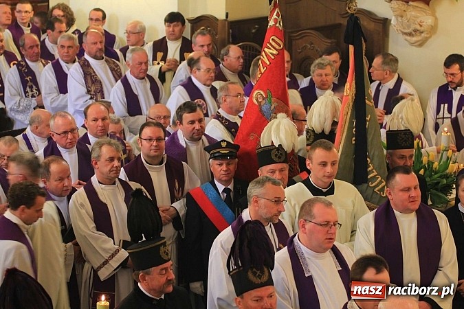 Zdjęcie w galerii na portalu naszraciborz.pl: Tłumy wiernych pożegnały dziś śp. księdza dziekana Eugeniusza Dębickiego wiadomości z regionu