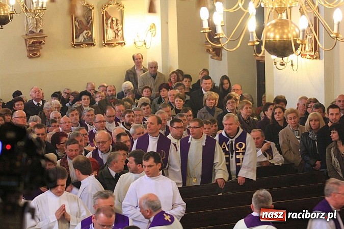 Zdjęcie w galerii na portalu naszraciborz.pl: Tłumy wiernych pożegnały dziś śp. księdza dziekana Eugeniusza Dębickiego wiadomości z regionu
