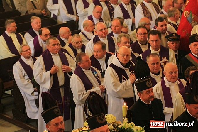 Zdjęcie w galerii na portalu naszraciborz.pl: Tłumy wiernych pożegnały dziś śp. księdza dziekana Eugeniusza Dębickiego wiadomości z regionu