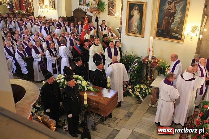 Zdjęcie w galerii na portalu naszraciborz.pl: Tłumy wiernych pożegnały dziś śp. księdza dziekana Eugeniusza Dębickiego wiadomości z regionu