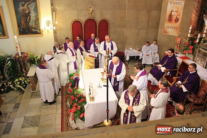 Zdjęcie w galerii na portalu naszraciborz.pl: Tłumy wiernych pożegnały dziś śp. księdza dziekana Eugeniusza Dębickiego wiadomości z regionu