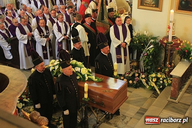 Zdjęcie w galerii na portalu naszraciborz.pl: Tłumy wiernych pożegnały dziś śp. księdza dziekana Eugeniusza Dębickiego wiadomości z regionu