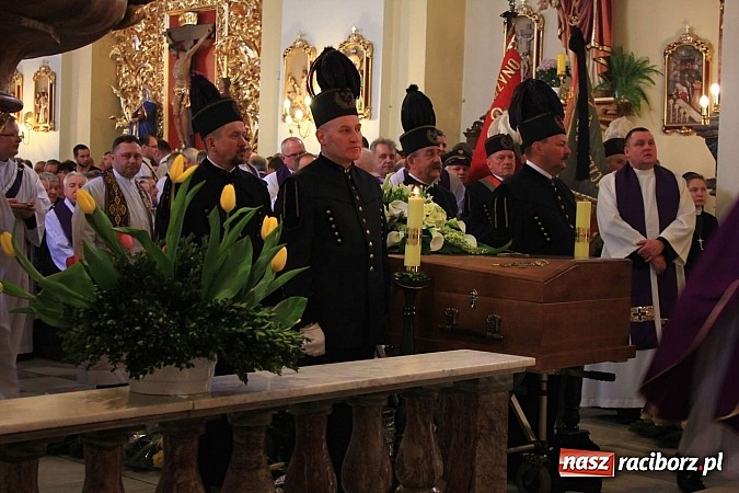 Zdjęcie w galerii na portalu naszraciborz.pl: Tłumy wiernych pożegnały dziś śp. księdza dziekana Eugeniusza Dębickiego wiadomości z regionu