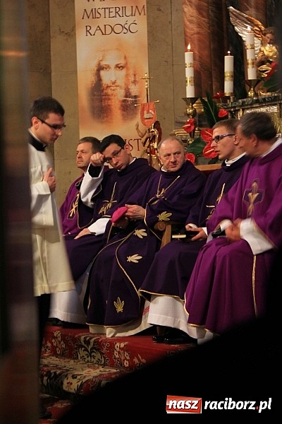 Zdjęcie w galerii na portalu naszraciborz.pl: Tłumy wiernych pożegnały dziś śp. księdza dziekana Eugeniusza Dębickiego wiadomości z regionu