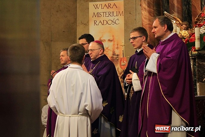 Zdjęcie w galerii na portalu naszraciborz.pl: Tłumy wiernych pożegnały dziś śp. księdza dziekana Eugeniusza Dębickiego wiadomości z regionu