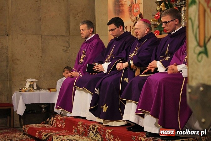 Zdjęcie w galerii na portalu naszraciborz.pl: Tłumy wiernych pożegnały dziś śp. księdza dziekana Eugeniusza Dębickiego wiadomości z regionu