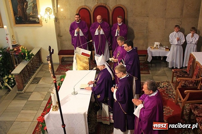 Zdjęcie w galerii na portalu naszraciborz.pl: Tłumy wiernych pożegnały dziś śp. księdza dziekana Eugeniusza Dębickiego wiadomości z regionu