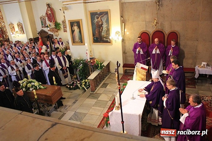 Zdjęcie w galerii na portalu naszraciborz.pl: Tłumy wiernych pożegnały dziś śp. księdza dziekana Eugeniusza Dębickiego wiadomości z regionu