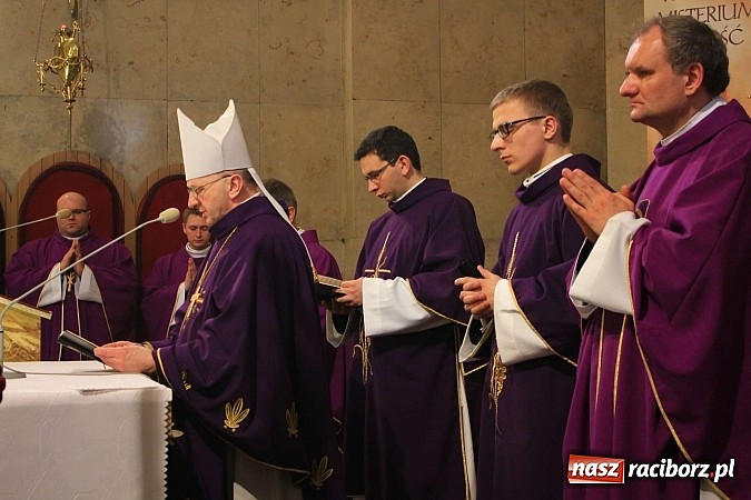 Zdjęcie w galerii na portalu naszraciborz.pl: Tłumy wiernych pożegnały dziś śp. księdza dziekana Eugeniusza Dębickiego wiadomości z regionu