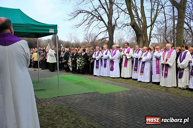 Zdjęcie w galerii na portalu naszraciborz.pl: Tłumy wiernych pożegnały dziś śp. księdza dziekana Eugeniusza Dębickiego wiadomości z regionu