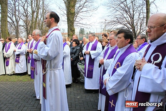 Zdjęcie w galerii na portalu naszraciborz.pl: Tłumy wiernych pożegnały dziś śp. księdza dziekana Eugeniusza Dębickiego wiadomości z regionu