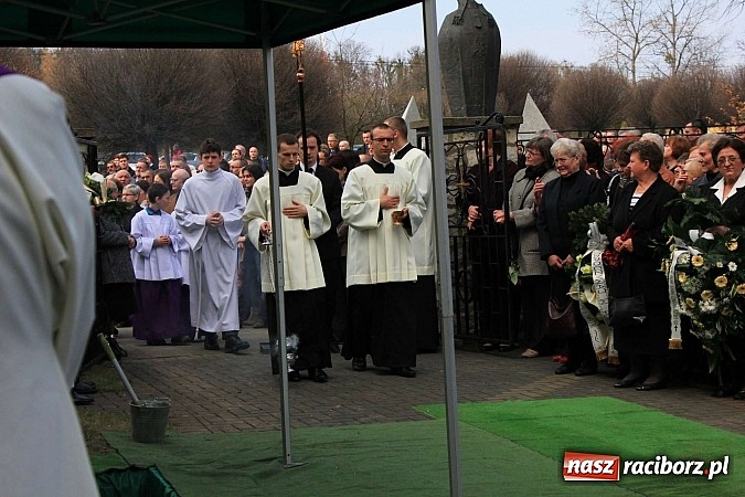 Zdjęcie w galerii na portalu naszraciborz.pl: Tłumy wiernych pożegnały dziś śp. księdza dziekana Eugeniusza Dębickiego wiadomości z regionu