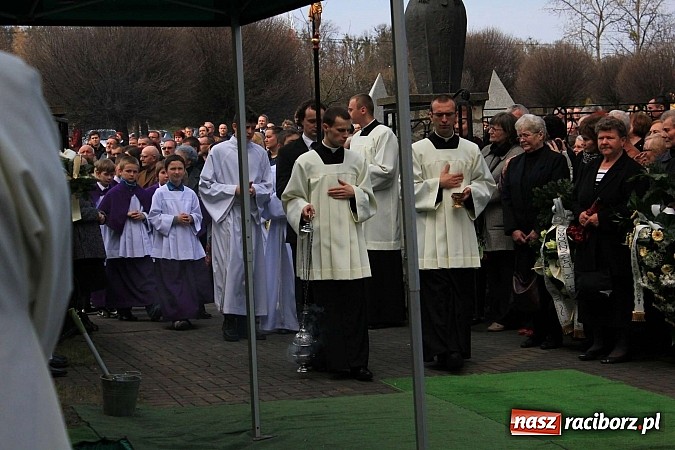 Zdjęcie w galerii na portalu naszraciborz.pl: Tłumy wiernych pożegnały dziś śp. księdza dziekana Eugeniusza Dębickiego wiadomości z regionu