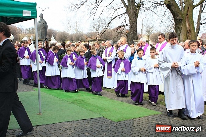 Zdjęcie w galerii na portalu naszraciborz.pl: Tłumy wiernych pożegnały dziś śp. księdza dziekana Eugeniusza Dębickiego wiadomości z regionu