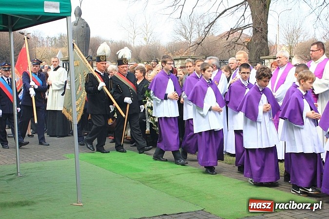Zdjęcie w galerii na portalu naszraciborz.pl: Tłumy wiernych pożegnały dziś śp. księdza dziekana Eugeniusza Dębickiego wiadomości z regionu