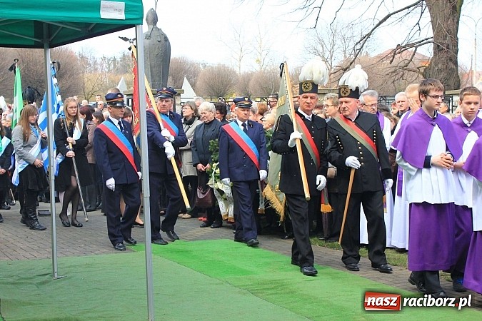 Zdjęcie w galerii na portalu naszraciborz.pl: Tłumy wiernych pożegnały dziś śp. księdza dziekana Eugeniusza Dębickiego wiadomości z regionu