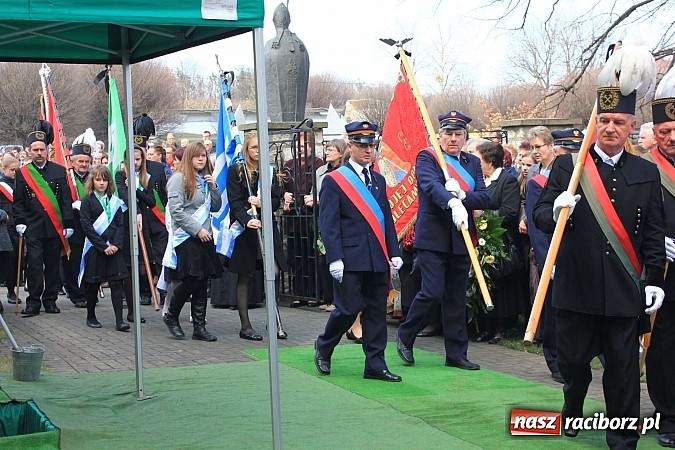 Zdjęcie w galerii na portalu naszraciborz.pl: Tłumy wiernych pożegnały dziś śp. księdza dziekana Eugeniusza Dębickiego wiadomości z regionu