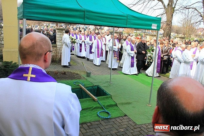 Zdjęcie w galerii na portalu naszraciborz.pl: Tłumy wiernych pożegnały dziś śp. księdza dziekana Eugeniusza Dębickiego wiadomości z regionu